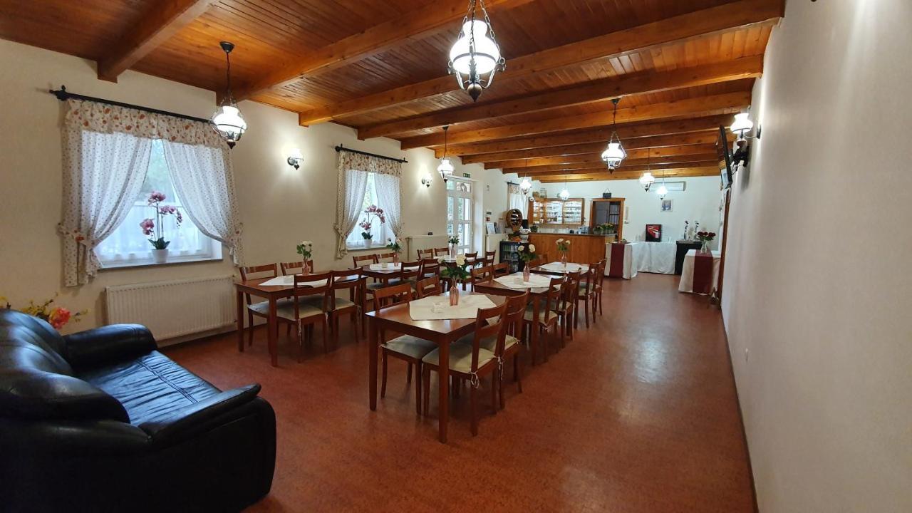 Anna Panzio Hotel Dunavarsány Exterior foto